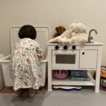 おもちゃ箱で遊ぶ娘